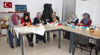 Edremit Belediyesi Kurslarına Katılan Kadınlar Hem Meslek Öğreniyor Hem de Gelir Elde Ediyor