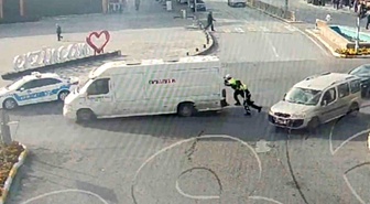 Erzincan'da trafik polisleri arızalanan kamyoneti iterek sürücüye yardım etti