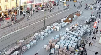 Laleli Ordu Caddesi'ndeki Taşlar Esnafın İşini Zorlaştırıyor