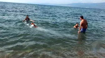 Edremit Körfezi'nde Tatilciler Sahillere Akın Etti