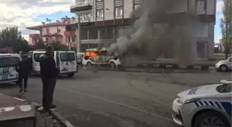 Iğdır'da Elektrik Kontağından Çıkan Yangında Minibüs Kullanılamaz Hale Geldi