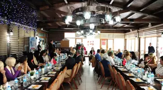 İzmir'deki yerel yönetimlerin kadın politikaları ve kadın erkek eşitliği çalışmaları değerlendirildi