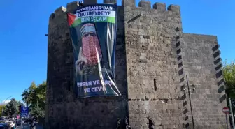 Ebu Ubeyde'nin posteri Diyarbakır surlarına asıldı