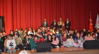 Tiyatro sanatçısı Mehmet Tahir İkiler, Muş'taki gösterisinde İsrail'in saldırılarına tepki gösterdi