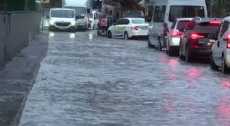 İstanbul'da Yağmur Suyu Baskınları: Araçlar Güçlükle İlerliyor