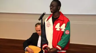 Senegalli öğrencinin 'Sarı Gelin' performansı sosyal medyada ilgi gördü