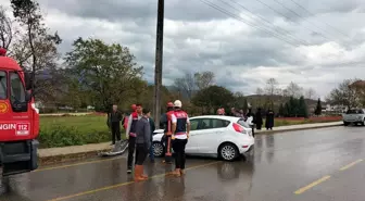 Akyazı'da Aydınlatma Direğine Çarpan Otomobilde 6 Kişi Yaralandı
