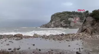 Amasra'da fırtına nedeniyle balıkçı tekneleri limana çekildi