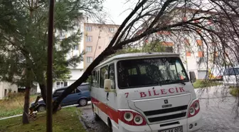 Bilecik'te Kuvvetli Rüzgar Minibüse Hasar Verdi