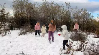 Çanakkale'nin Terzialan beldesinde çocuklar kar yağışının keyfini çıkardı