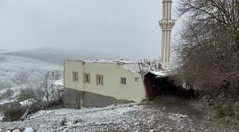 Çerkeş'te Şiddetli Rüzgarın Etkisiyle Cami Çatısı Uçtu