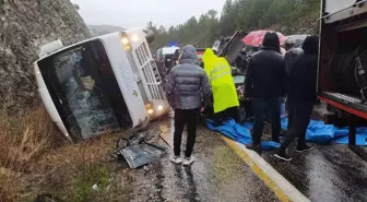 Bursa'da Cenaze Töreni İçin Yola Çıkan Midibüs ve Otomobil Çarpıştı: 1 Ölü, 3 Yaralı