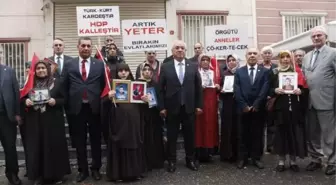 DSP Genel Başkanı Önder Aksakal, HDP önünde evlat nöbetindeki aileleri ziyaret etti