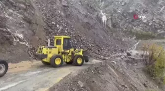 Heyelan nedeniyle kapanan yolda sağlık ekipleri seferber oldu