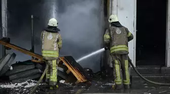 Beylikdüzü'nde balık halindeki 2 barakada çıkan yangın söndürüldü