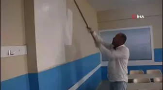 Kaymakam okul duvarını boyamak için kolları sıvadı