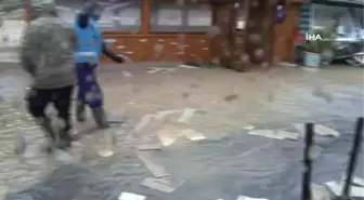 Şiddetli yağışta dere taştı, işletmeleri su bastı