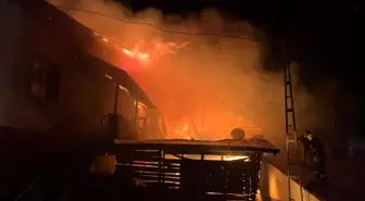 Bayburt'ta Ahır Yangını: 3 Ev Hasar Gördü, 2 Büyükbaş Hayvan Telef Oldu