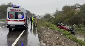 Bartın'da Hafif Ticari Araç Devrildi: 2 Yaralı