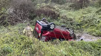 Bartın'da Hafif Ticari Araç Devrildi: 2 Yaralı