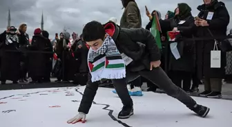 Çocuklar Dünya Çocuk Hakları Günü'nde Filistin haritasına el izlerini bıraktı