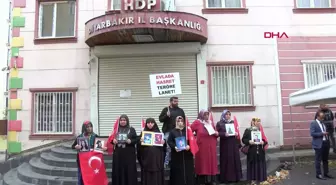 DSP Genel Başkanı Önder Aksakal, HDP önünde evlat nöbetindeki aileleri ziyaret etti