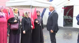 DSP Genel Başkanı Önder Aksakal, HDP önünde evlat nöbetindeki aileleri ziyaret etti