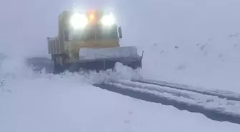 Elazığ'da kar ve tipi nedeniyle yolda kalan araçlar kurtarıldı