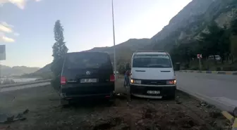 Isparta'da otomobil ile minibüs çarpıştı, araçlar refüje çıkarak durabildi