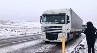 Kars'ta Kar ve Tipi Nedeniyle Tırlar Mahsur Kaldı