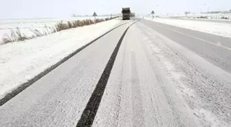 Ardahan'da Kar ve Buzlanma Nedeniyle Gümrük Kapısında Ulaşım Kontrollü