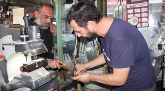 Çanakkale'de 10 yaşındaki çocuk anahtar yapıyor