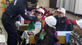 Gaziantep İl Jandarma Komutanlığı, Dünya Çocuk Hakları Günü'nde İlkokul Çocuklarına Hediyeler Verdi