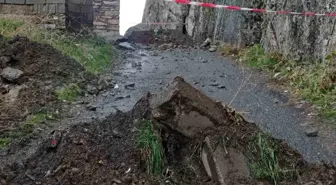 Hakkari'de Mir Kalesi yolu kayaların düşmesi nedeniyle trafiğe kapatıldı