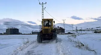 Kar nedeniyle kapanan köy yollarında hastalar hastaneye ulaştırıldı