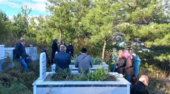 Türkeli'de Öğretmenler Günü'nde İsmail Akın'ın mezarı ziyaret edildi