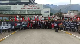 Sağlık çalışanları siyah önlükleriyle İsrail'e tepki gösterdi