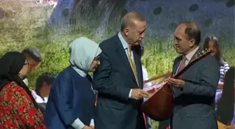 Cumhurbaşkanı Erdoğan'a Aybüke öğretmenin bağlaması hediye edildi! Gözyaşlarına hakim olamadı