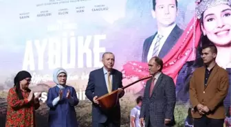 Erdoğan'a, şehit öğretmen Aybüke Yalçın'ın bağlaması hediye edildi