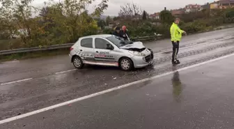 Sakarya'da ambulansla kaza: Otomobil sürücüsü yaralandı