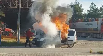 Toprakkale'de hafif ticari araç yangını esnaf tarafından söndürüldü