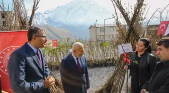 Hakkari'de çiftçilere meyve fidanı dağıtıldı