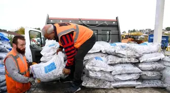 Kuşadası Belediyesi İhtiyaç Sahibi Ailelere Yakacak Yardımı Yapıyor