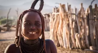 Namibya'nın Himba kabilesinin üyeleri, nezaket göstergesi olarak erkek misafirlere eşlerini sunuyor