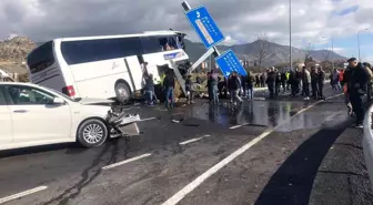 Taylandlı turistleri taşıyan tur otobüsü otomobille çarpıştı: 4'ü ağır 20 kişi yaralandı