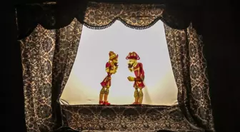 Van'da ilkokul öğrencileri Hacivat ve Karagöz oyununu izledi