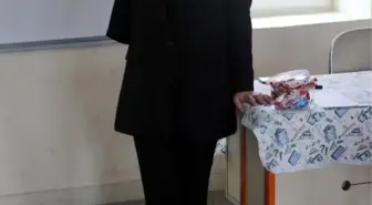Depremde ailesini kaybeden bedensel engelli öğretmen, öğrencilerine eğitim vererek acısını dindiriyor