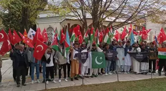 Bursa'daki uluslararası öğrencilerden İsrail'e Osman Gazi Türbesi'nin önünde siyah puşideli protesto