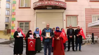 Diyarbakır'da terör örgütüne katılan çocuğunu arayan ailelerin nöbeti devam ediyor