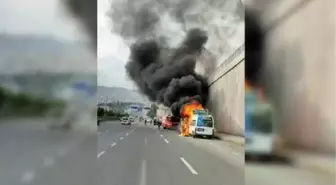 Şanlıurfa'da Elektrik Malzemesi Taşıyan Minibüs Alev Aldı